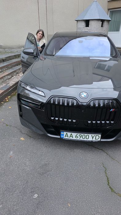 BMW i7 електромобіль
