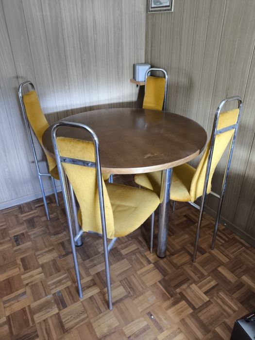 Conjunto de mesa e cadeiras retro