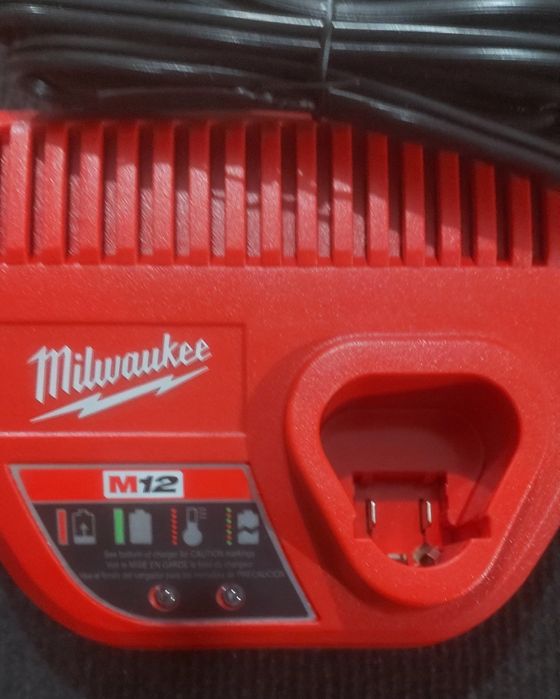 Carregador NOVO milwaukee 12v