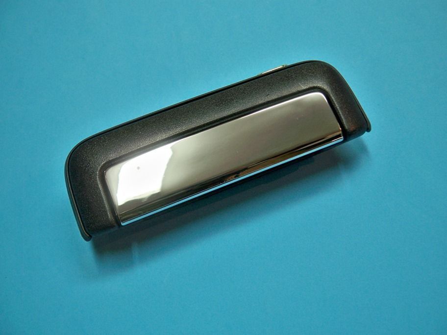 Puxador pega mala Mitsubishi L200 de 1996-2006  NOVO