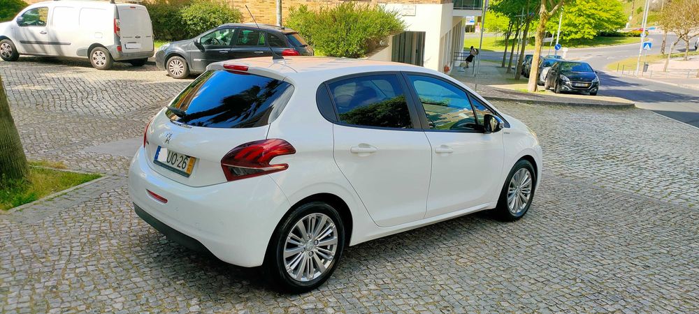 Peugeot 208 1.2 Pure Tech / Versão Style