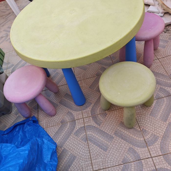 Mesa de criança com dois bancos431065740399104002