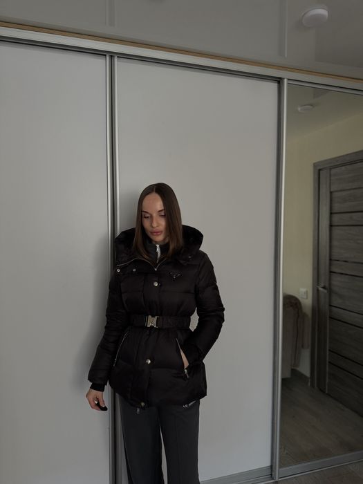 Жіночий пуховик від Прада