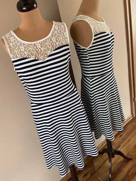 Rozkloszowana sukienka paski koronka 42 44 tekstura plus size +size