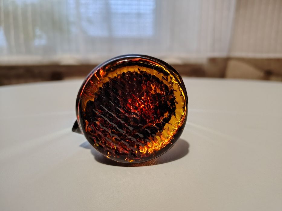 Вінтажні статуетки янтарного кольору, фарфорові (Полонне), з кольорового скла.