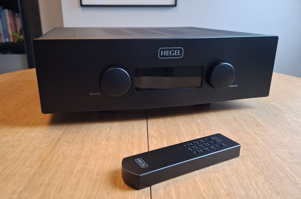 HEGEL H390 wzmacniacz stereo z funkcjami sieciowym.