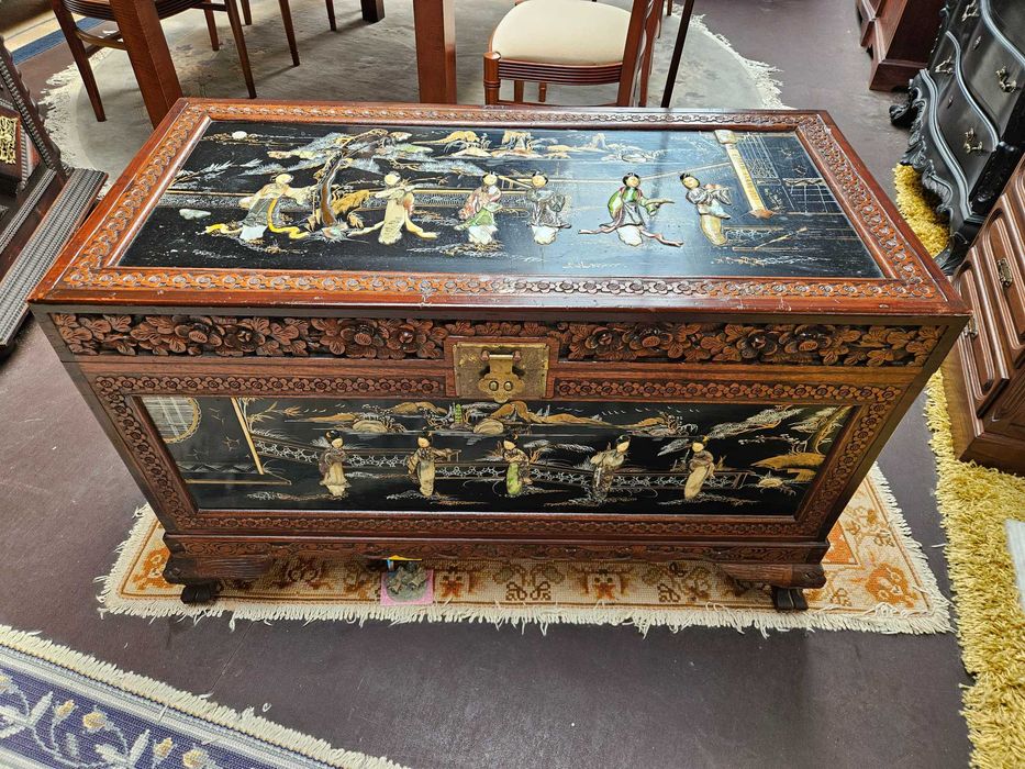 ARCA ORIENTAL EM CÂNFORA - Com ricos motivos decorativos e