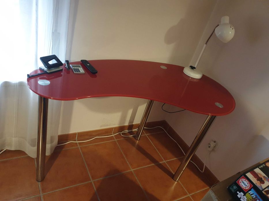 Secretária em Vidro Vermelho ou Aparador Madeira e Vidro