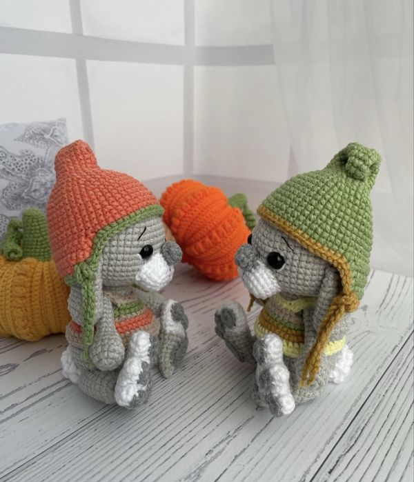 Кролик в шапці, вʼязаний гачком