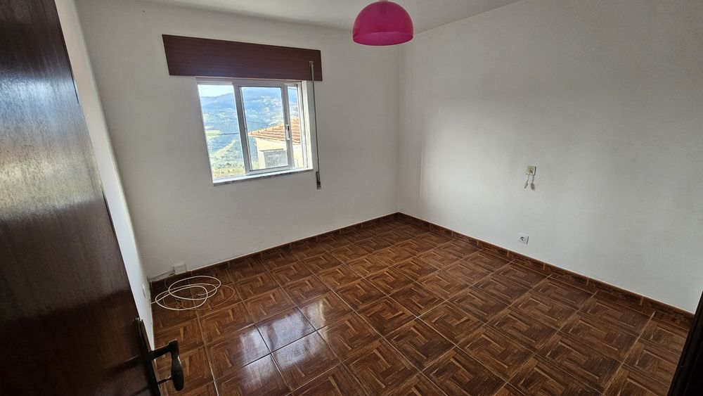 Vivenda com pequeno quintal