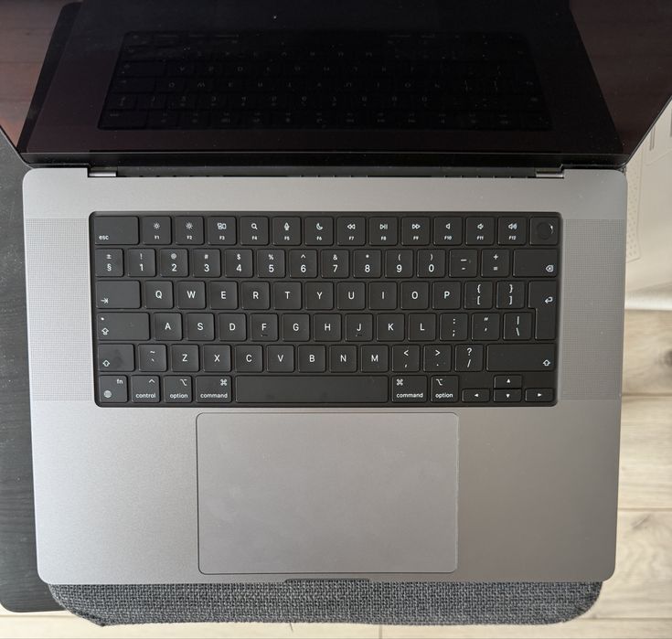 MacBook Pro 16” M2 Pro | 16 GB RAM | 1 TB SSD | Stan idealny | Tylko 4 cykle ładowania