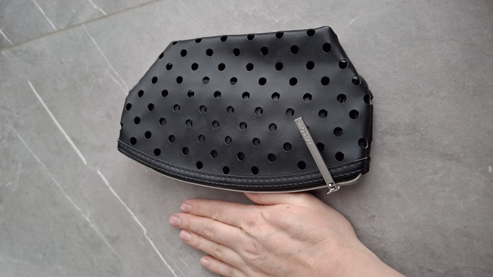 Косметичка від бренду LANCOME