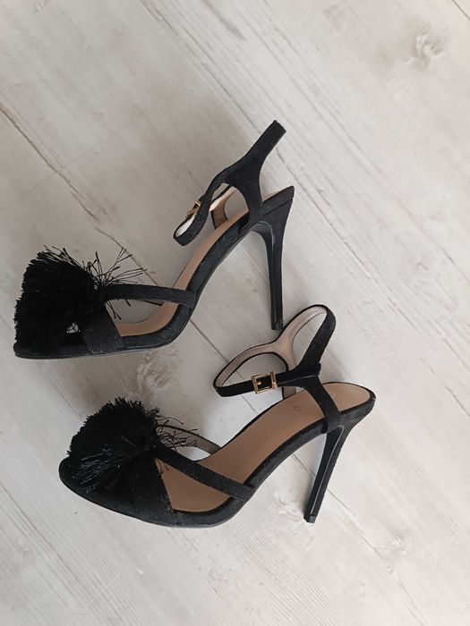 Czarne sandały na szpilce