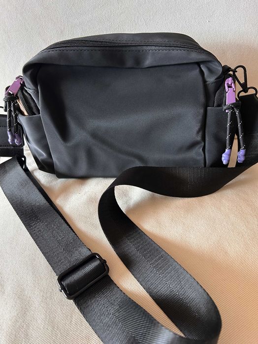 Mala preta com diversas bolsas
