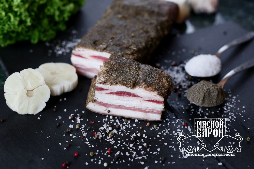 Сало ,с черным перцем и чесноком