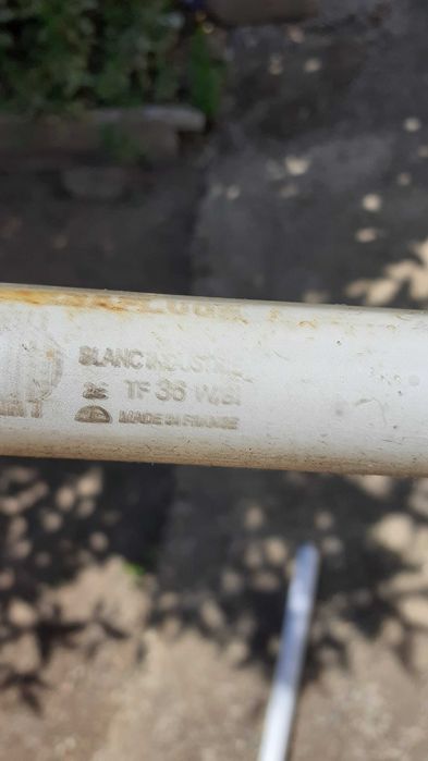 2 Lâmpadas fluorescentes e tomadas eléctricas