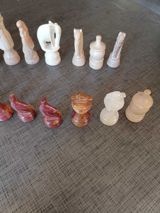 Peças de xadrez em pedra