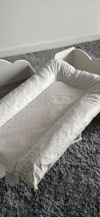 Muda fraldas com colchão e estante em forma de nuvem