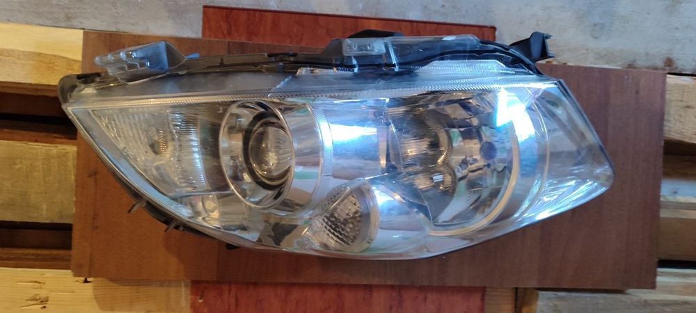 Фара Toyota Auris Ліва і Права оригінальні робочі лінзи - битий корпус