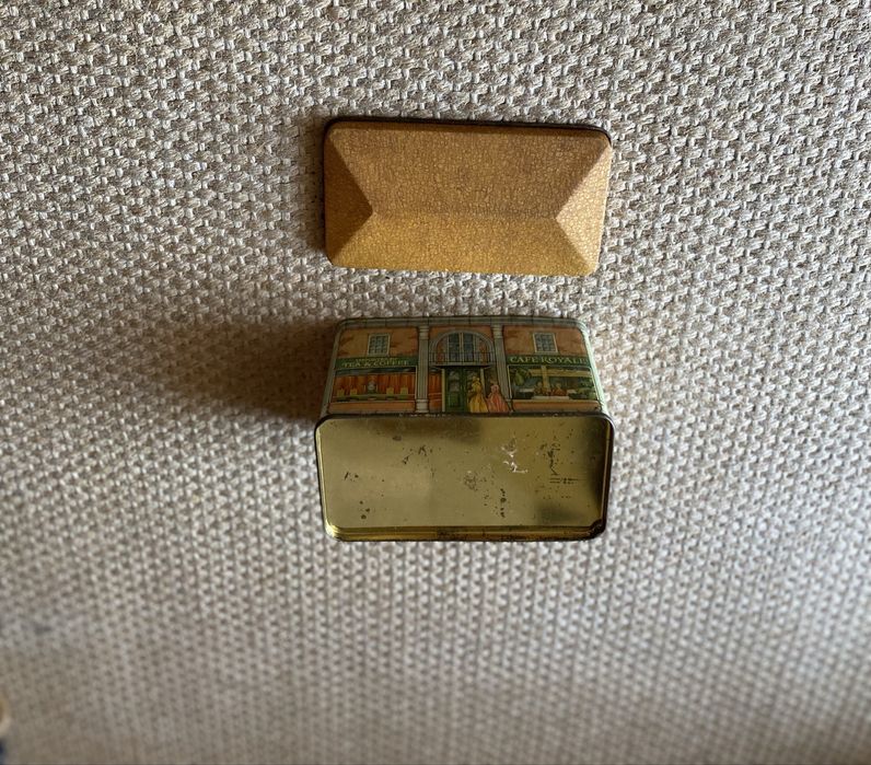 Caixa de lata decorativa em forma de casa