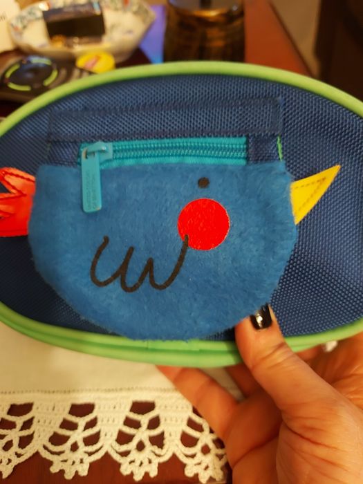 Estojo escolar da Benetton, com porta moedas incorporado.