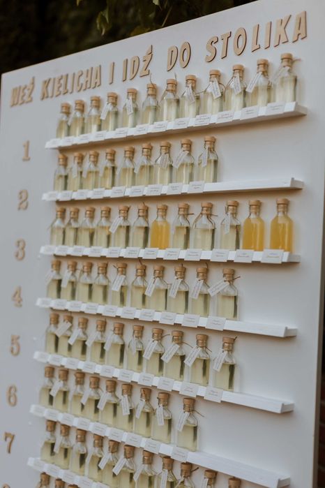 Tablica weselna z numerami stołów