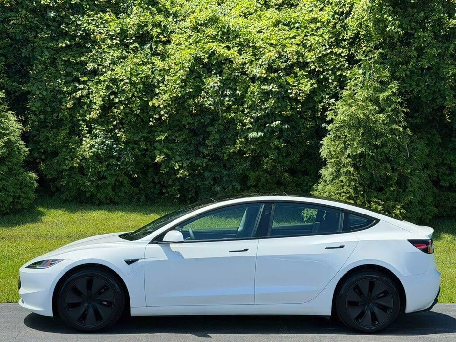 Tesla Model 3      2025