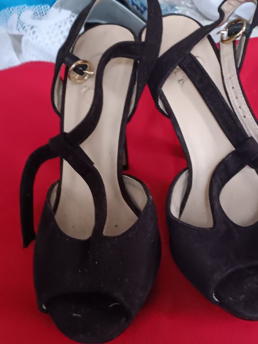 Sapatos semi novos e uns até novos 38