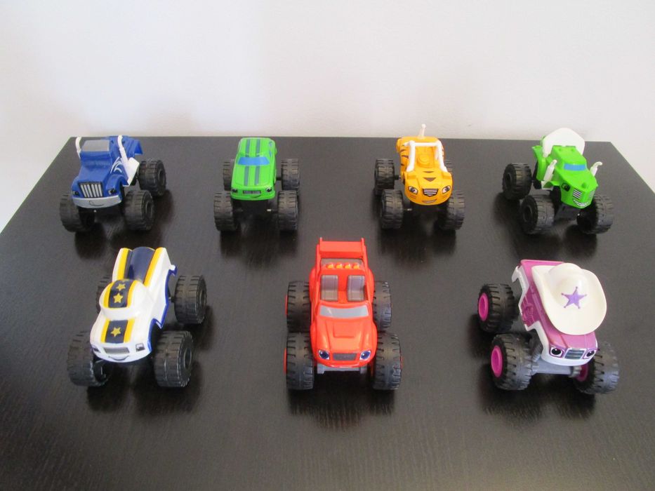 Conjunto de Livro + 7 Carrinhos do Blaze e as Monster Machines