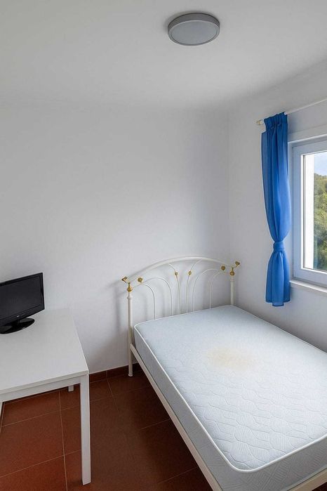 Quarto em Sobreda Margem Sul: Contrato + Água e Wifi Incluídos