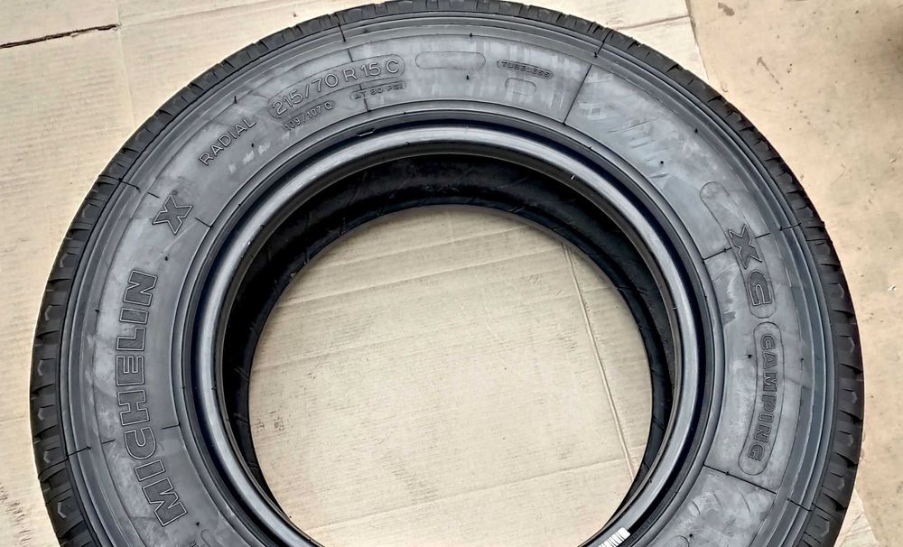шини 215/70R15C. Pirelli. 10мм. 2023р Bridgestone с