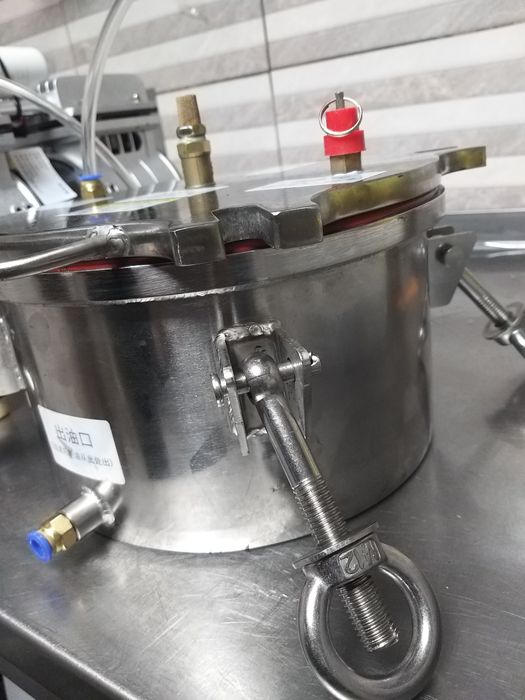 Filtrowanie pod cisnieniem oleju zimnotłoczonego , wina.