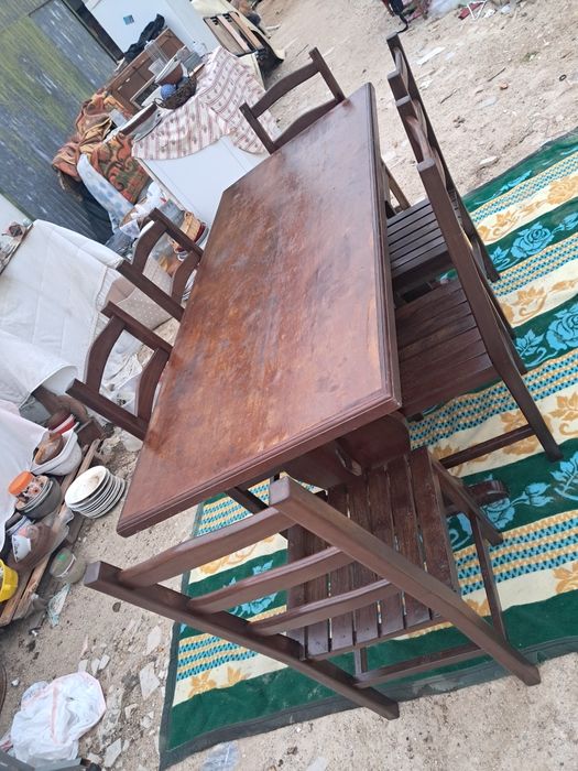Mesa de madeira com seis cadeiras