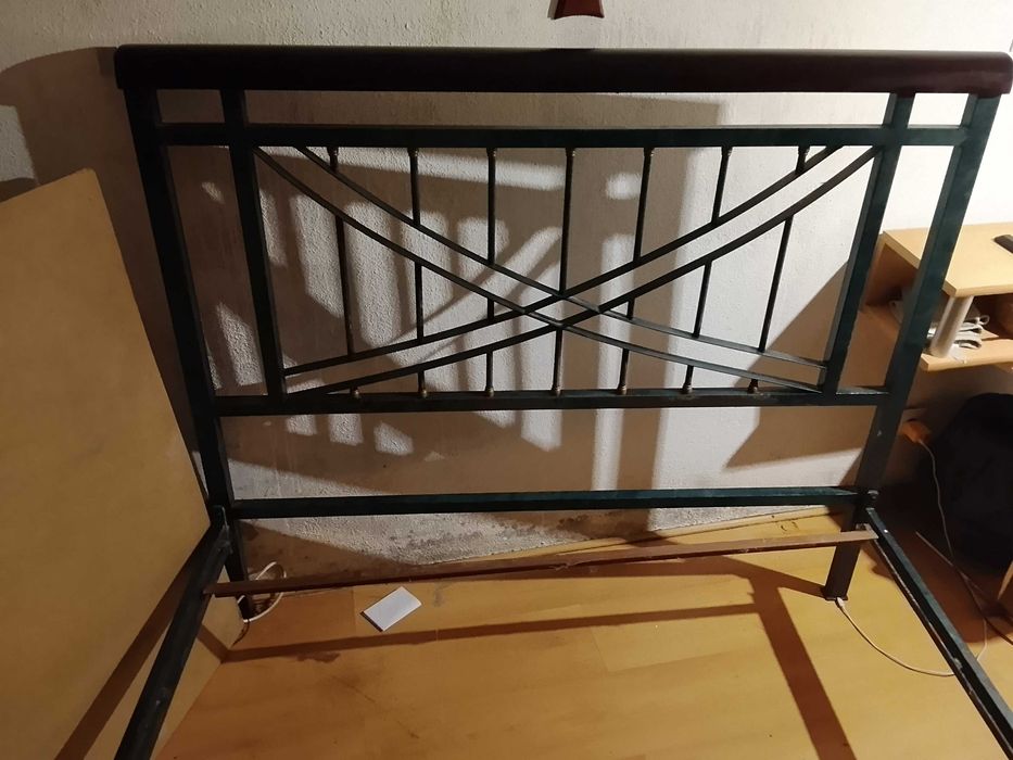Cama de casal em ferro