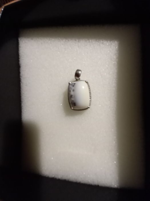 Продаю серебрянную подвеску с опалом.