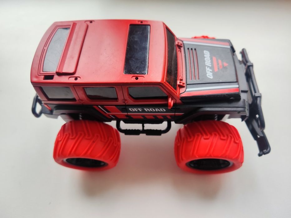 Джип машинка з масивними колесами