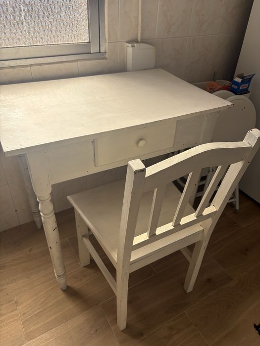 DOAÇÃO Mesa de madeira branca com cadeira – Estilo vintage