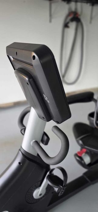 Rower stacjonarny pionowy LIFE FITNESS ELEVATION DISCOVER SE3 HD 95R