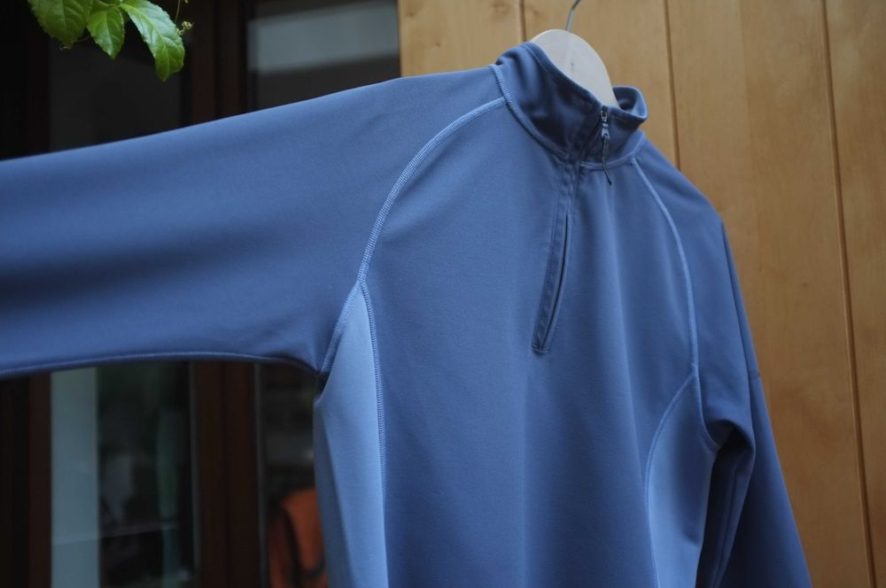 niebieska koszulka narciarska Berghaus bielizna termiczna na narty