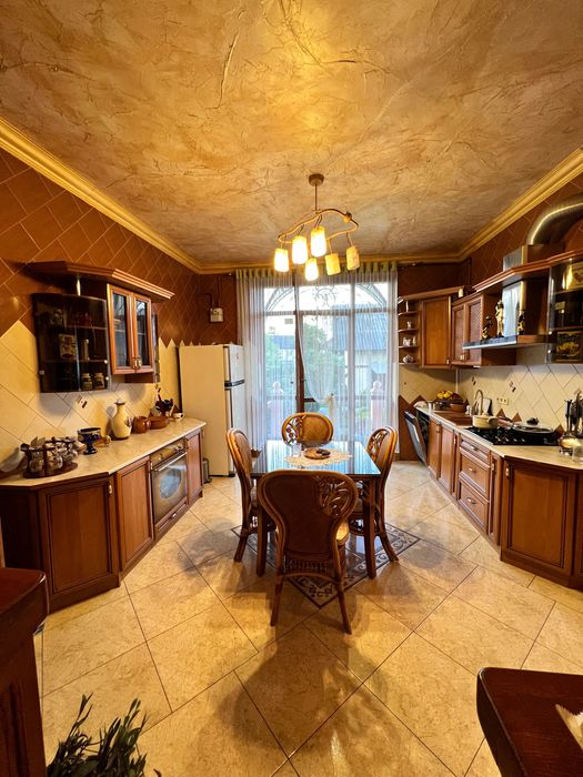 Продаю класний,стильний будинок,всього 10хв до Парку Шевченка та Озера