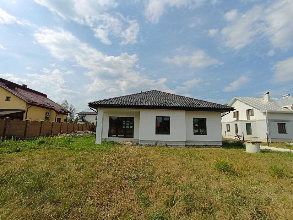 Продається одноповерховий особняк, з гаражем та власним подвірям