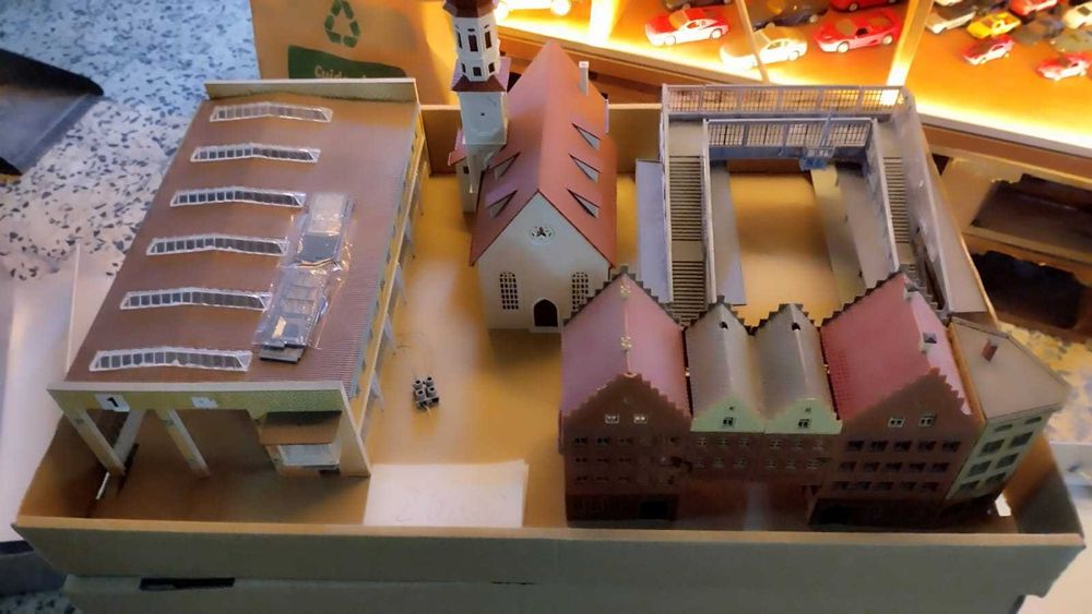 diversos edifícios na escala HO