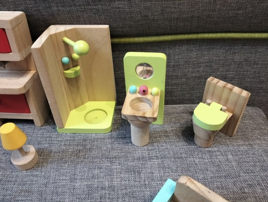 Piękny drewniany domek dla lalek