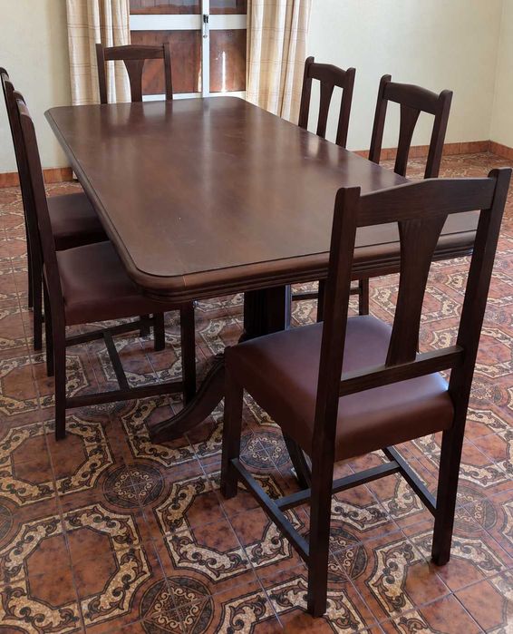 Conjunto Sala de Jantar em Madeira - Mesa + 6 Cadeiras + Móvel com Cristaleira + Sofá