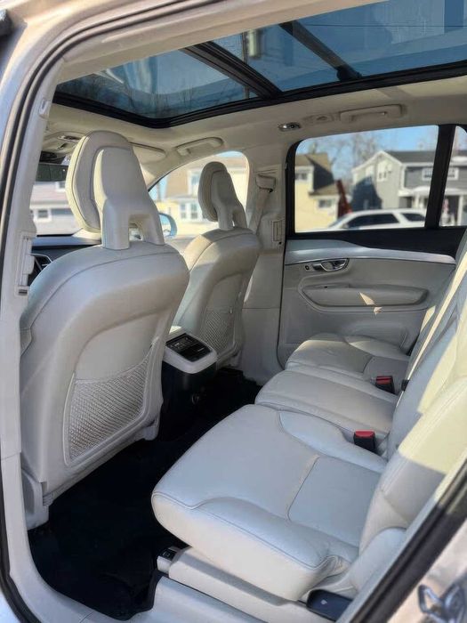 Volvo XC90      2022