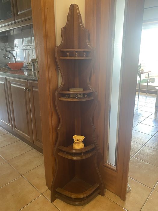 Móvel de canto em madeira