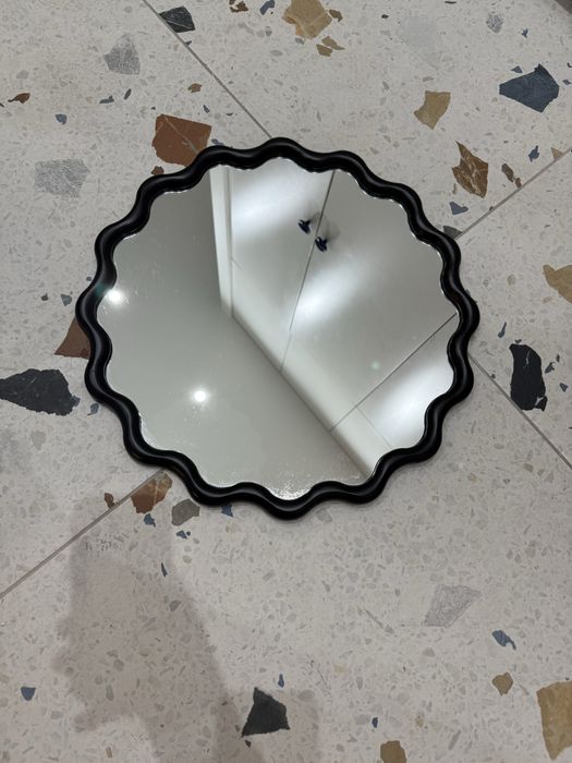Nowe lustro H&M Home - z czarna falista rama