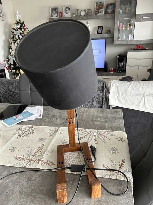 Candeeiro com Base em Madeira