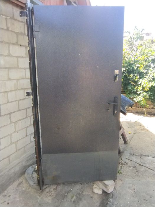 продам дверь б/у металл,установочный размер 960*2030