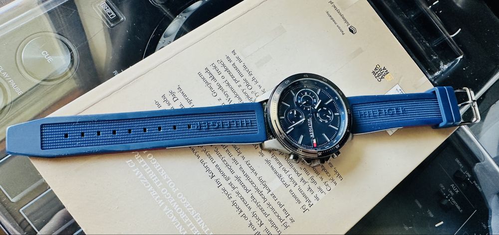 Zegarek Tommy Hilfiger Bank z silikonowymi logonwanymi paskami